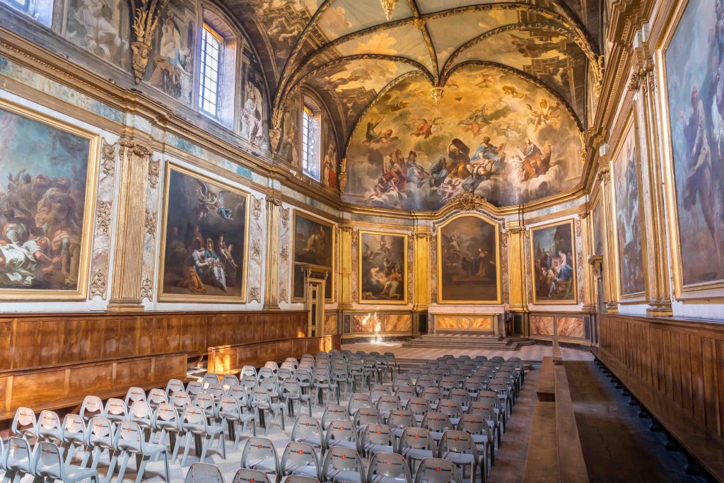 Des rangées de chaises dans la Chapelle des Carmélites 