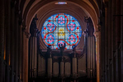 Saint-Sernin retrouve sa rosace signée Jean-Michel Othoniel