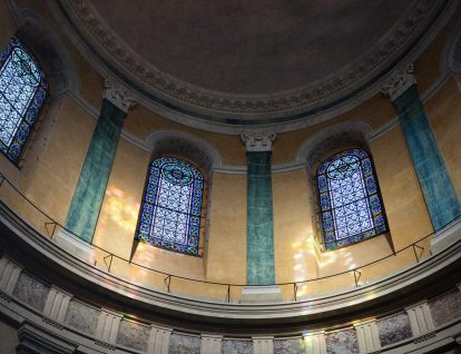 Les vitraux de la chapelle de La Grave : la lumière d’un monument inachevé 